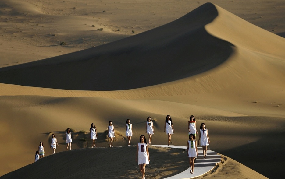 Pierre Cardin, SS08 fashion runway desert